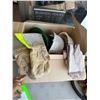 Image 1 : Hard hats and work gloves