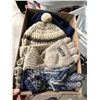 Image 1 : Mitts and toques