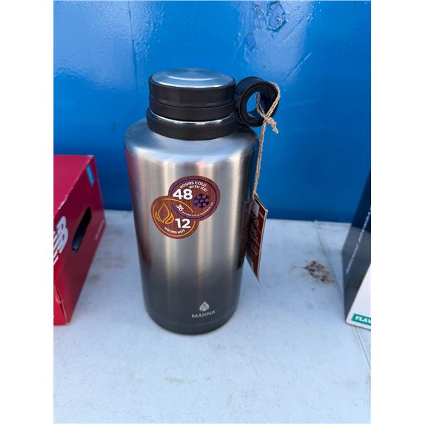 NWT  MANNA water bottle