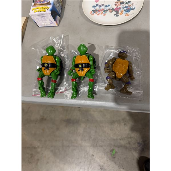 Ninja turtle figurines