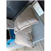 Image 1 : Throw pillows