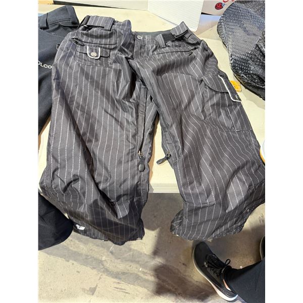 Size medium ski pants