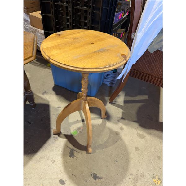 Pedestal table 16 inches round by 26 inches tall
