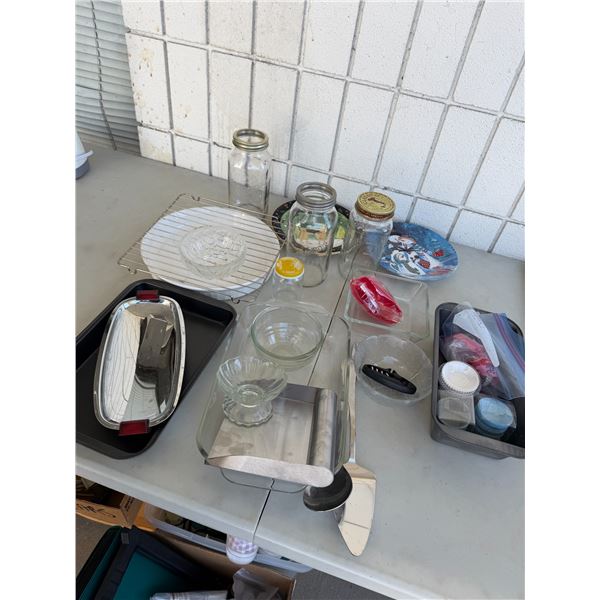 Assorted kitchen items