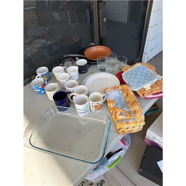 Assorted kitchen items
