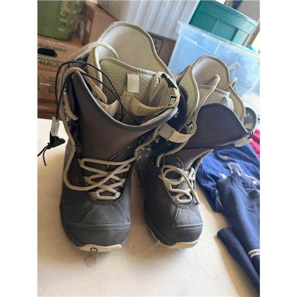 Snowboard boots size 9