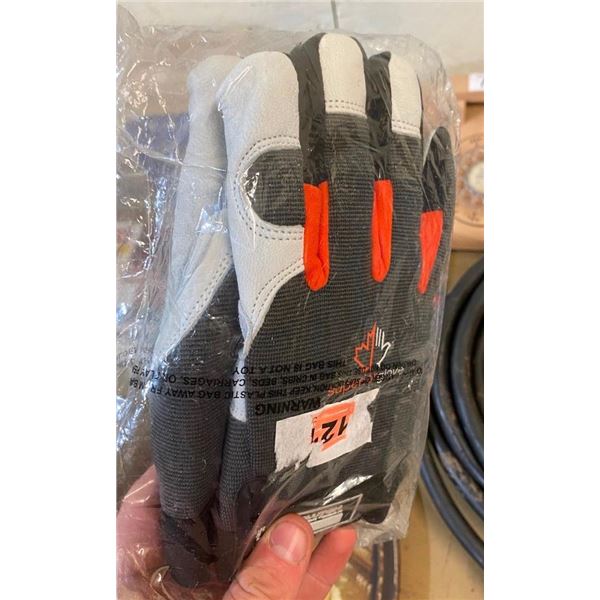 PAIR OF GLOVES