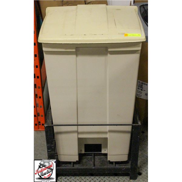 RUBBERMAID BIN W/ LID & PORTABLE DOLLY