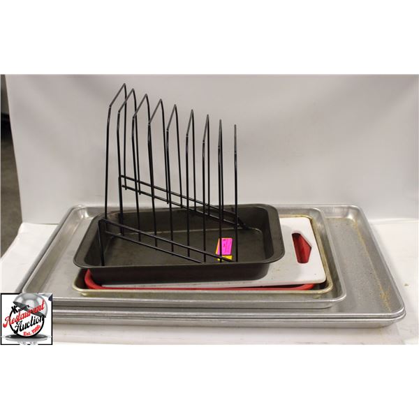 BAILIFF SEZIURE: LOT OF ASSORTED TRAYS, BUN PANS,