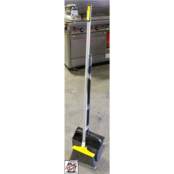 BROOM AND DUST PAN SCOOP