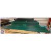 Image 1 : PALLET OF 3 GREEN WIRE RACKS