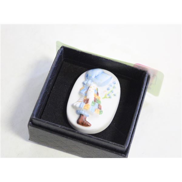 1982 HOLLY HOBBIE CERAMIC BROOCH