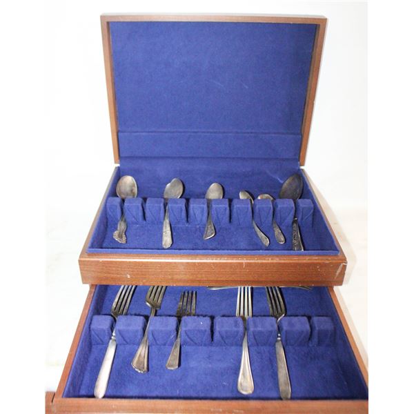 ANTIQUE CUTLERY IN VELVET LINED ANTI-TARNISH