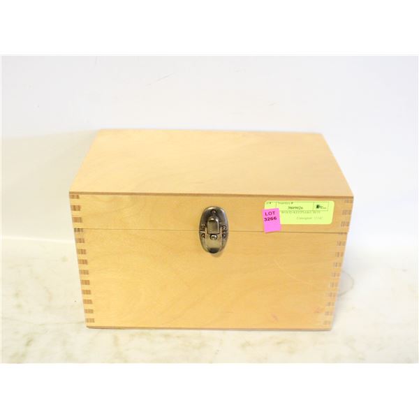 VINTAGE WOOD KEEPSAKE BOX W/LATCH-