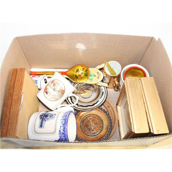 VINTAGE DECORATIVE/COLLECTIBLE ITEMS- BOX LOT