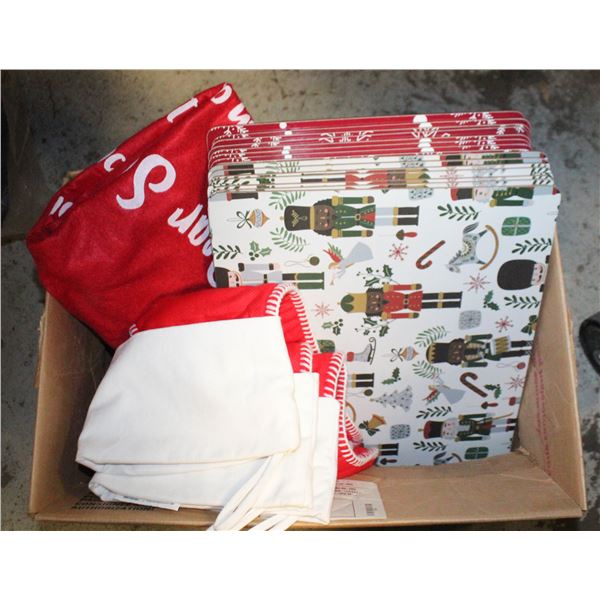 CHRISTMAS DÉCOR- BOX LOT ASSORTED