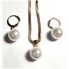 Image 1 : 19) GOLD TONE WITH WHITE SINGLE