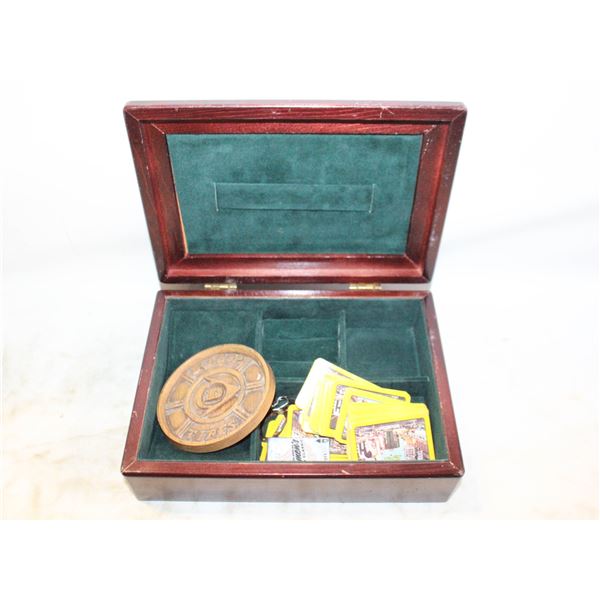 ANTIQUE WOODEN JEWELRY BOX WITH