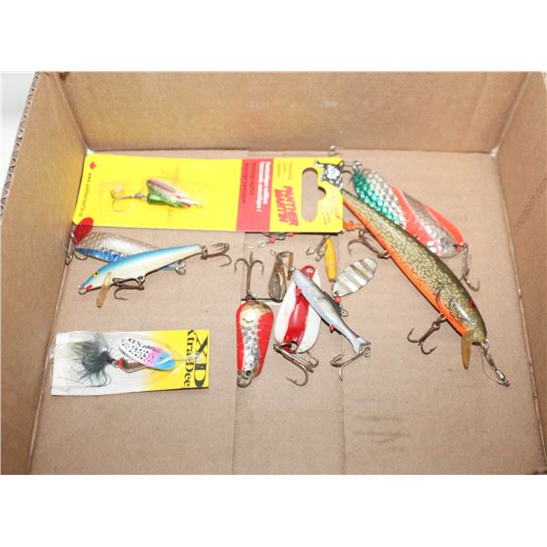 FLAT OF 12 FISHING LURES