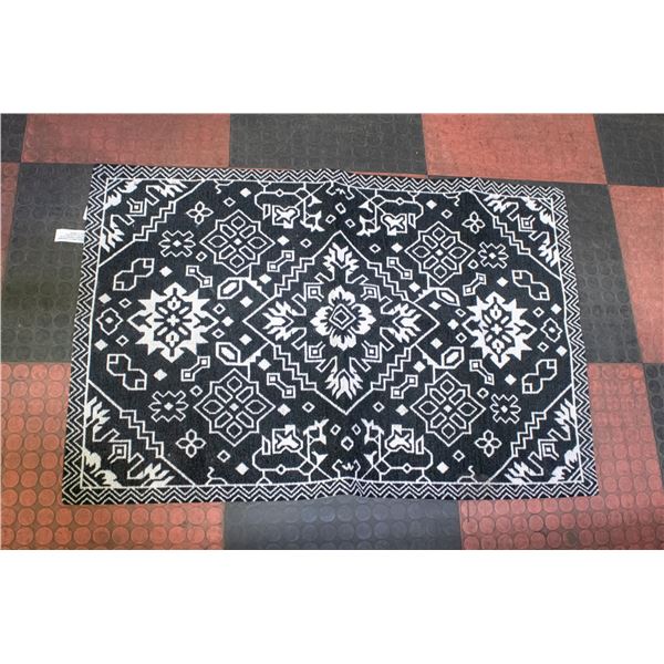SADIE CHENILLE ACCENT RUG BLACK & WHITE - 30 X 45"