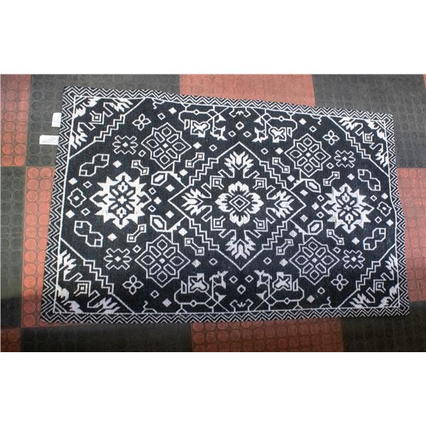 SADIE CHENILLE ACCENT RUG BLACK & WHITE - 30 X 45"