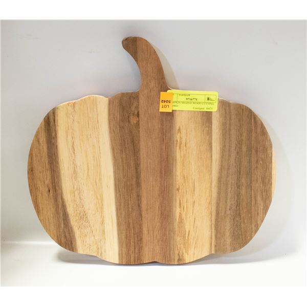 PUMPKIN SHAPED WOOD CUTTING BOARD.