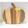 Image 1 : PUMPKIN SHAPED WOOD CUTTING BOARD.