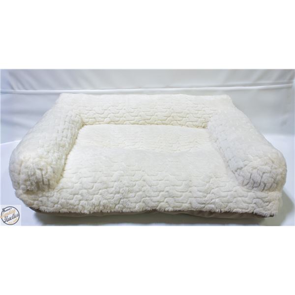 KIRKLAND HIGH BACK SOFT PET SOFA OFF-WHITE 22"X28"