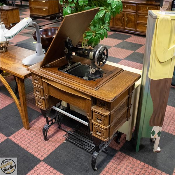 ESTATE ANTIQUE SEWING MACHINE MODEL 1318265