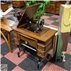 Image 1 : ESTATE ANTIQUE SEWING MACHINE MODEL 1318265