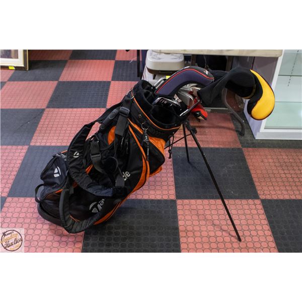 TAYLOR MADE ORANGE AND BLACK GOLF BAG WITH FULL