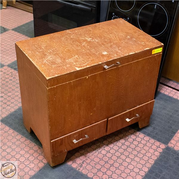 VINTAGE TRUNK/STORAGE CHEST WITH 2 BOTTOM