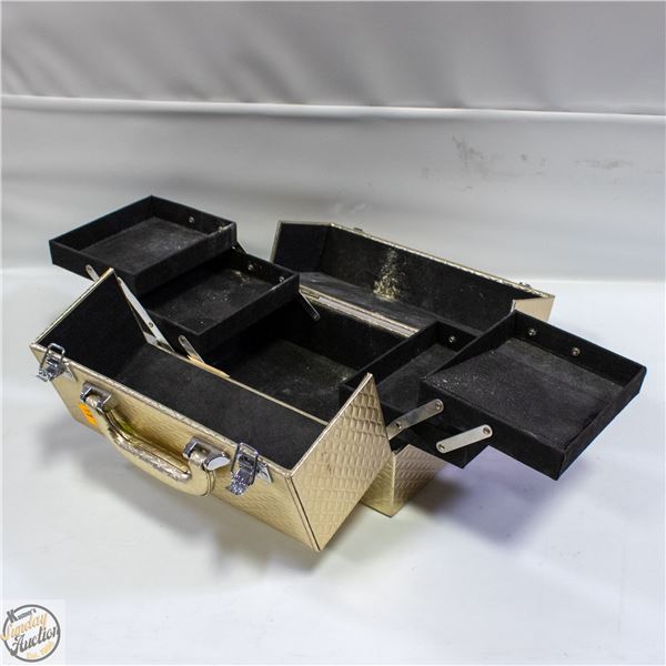 VTG. GOLD-TONED QUILTED MCM VANITY CASE