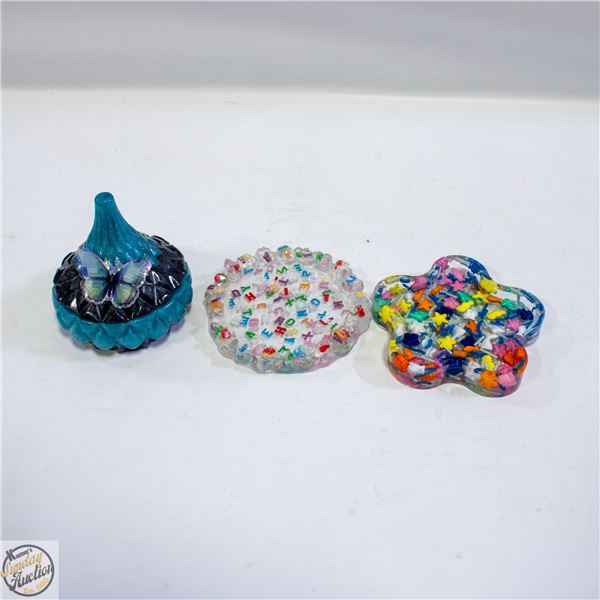 2 CANDY TRINKET DISHES, BUTTERFLY TRINK. BOX