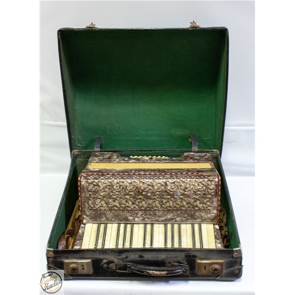 VINTAGE ALVARI PIANO ACCORDION