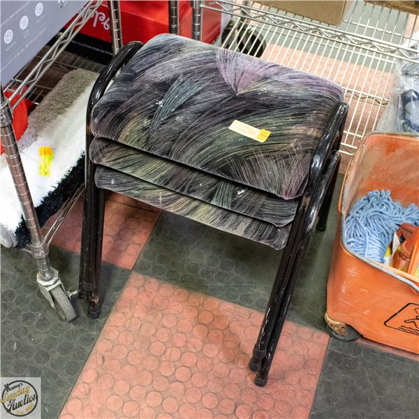 3 STACKABLE STOOLS