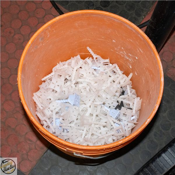 HALF BUCKET OF TILE LEVELING CAPS