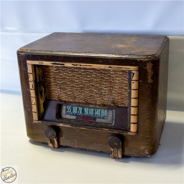 ANTIQUE RCA VICTOR RADIO (CIRCA 1939-45)