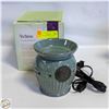 Image 1 : SCENTSY WARMER "VICTORIA