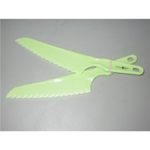 NEW:  KURAIDORI GREEN PLASTIC KNIVES (2)