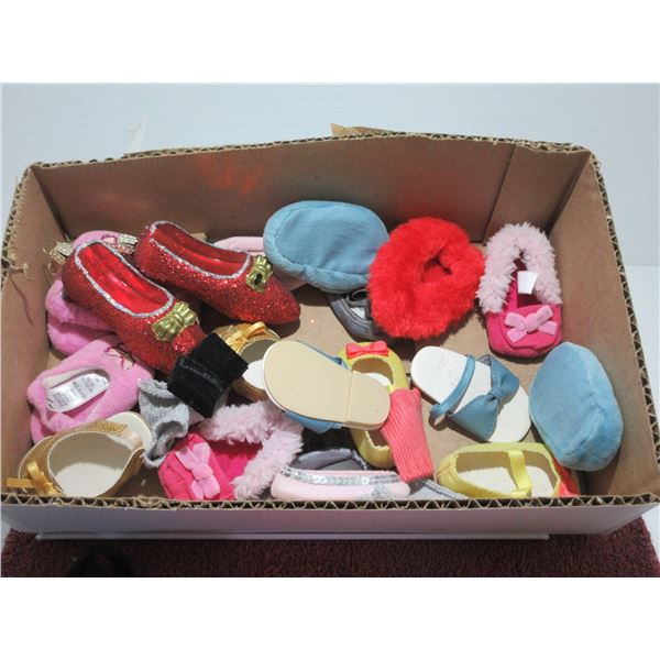 BOX C/W DOLL SHOES & ACCESSORIES