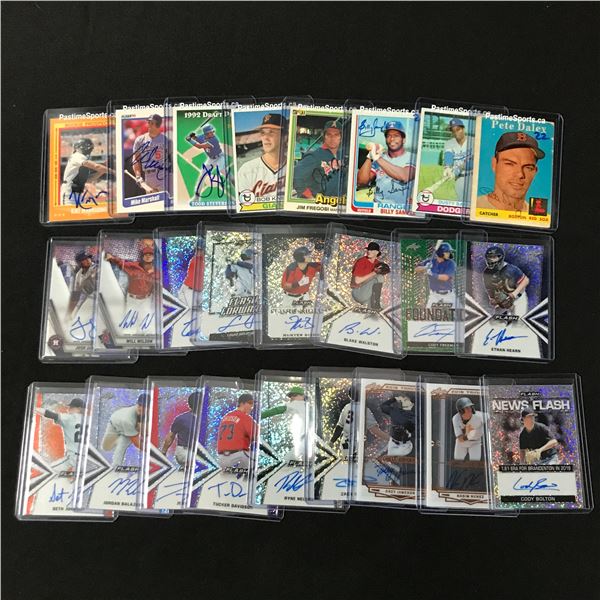 LARGE LOT OF SIGNED BASEBALL TRADING CARDS IN INDIVIDUAL SLEEVES