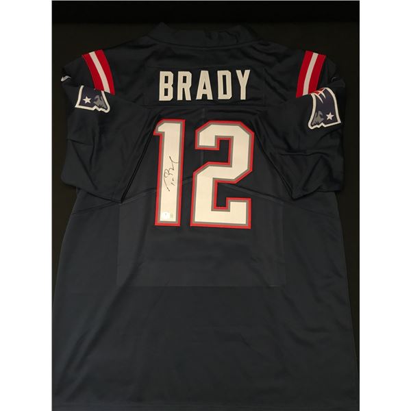 TOM BRADY SIGNED NEW ENGLAND PATRIOTS JERSEY - BECKETT COA