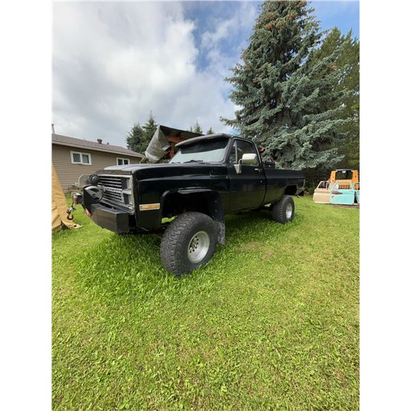 1989 Chevrolet 4x4 Long Box Square Nose Truck
