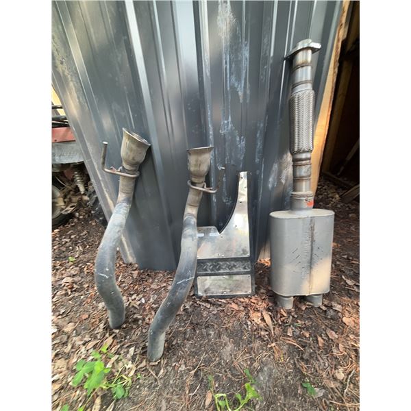 Flowmaster Muffler With Exhaust Pipes And Sk?