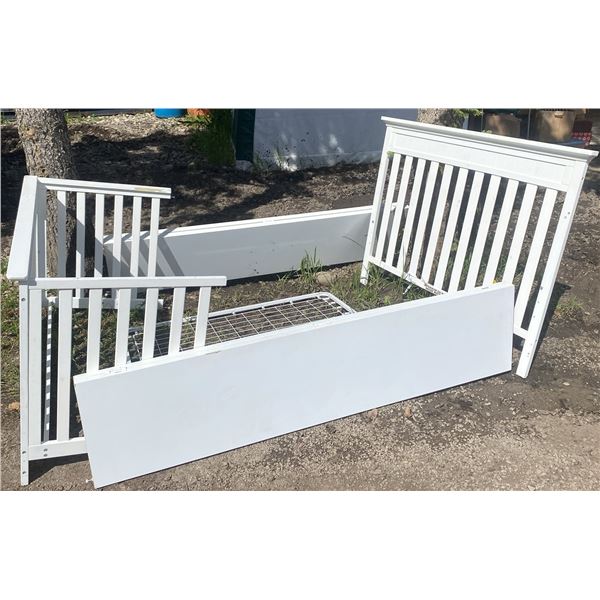 White Wood Crib With Mattress And Support Grid