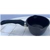 Image 12 : Kitchen Cookware and Bakeware Lot Including Pyrex
