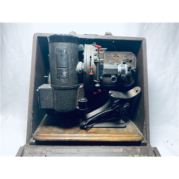 32 Volt ‘Victor” 30117 16 mm CINE PROJECTOR
