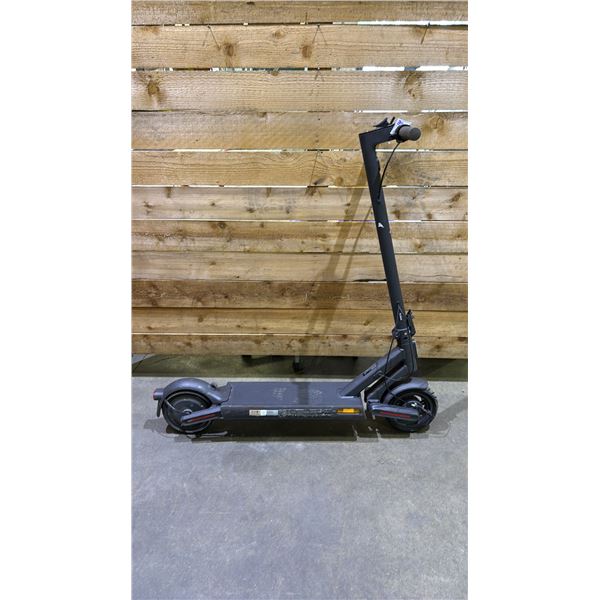 NAVEE ELECTRIC SCOOTER *TURNS ON/NO CHARGER*
