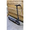 Image 2 : NAVEE ELECTRIC SCOOTER *TURNS ON/NO CHARGER*